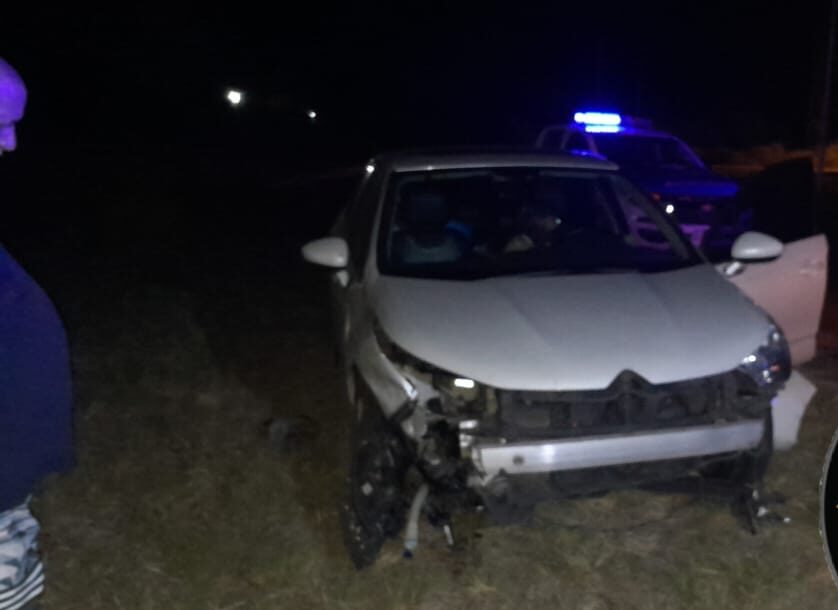 Un auto chocó en Ruta 14 y dejó dos personas heridas en una rotonda ...